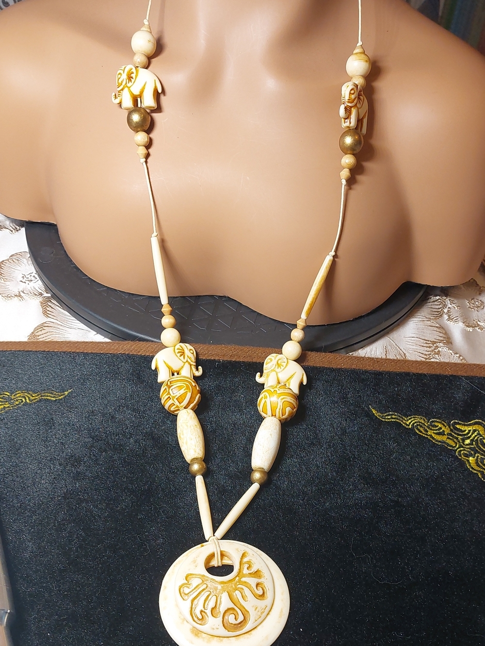Vintage 70s Cream Resin Elephant Statement Pendant Necklace